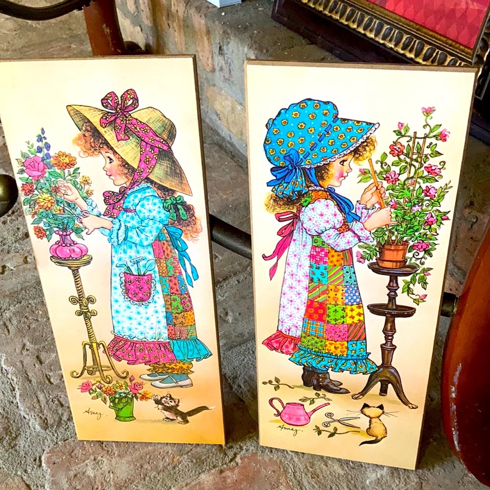 Flower design wall pictures.